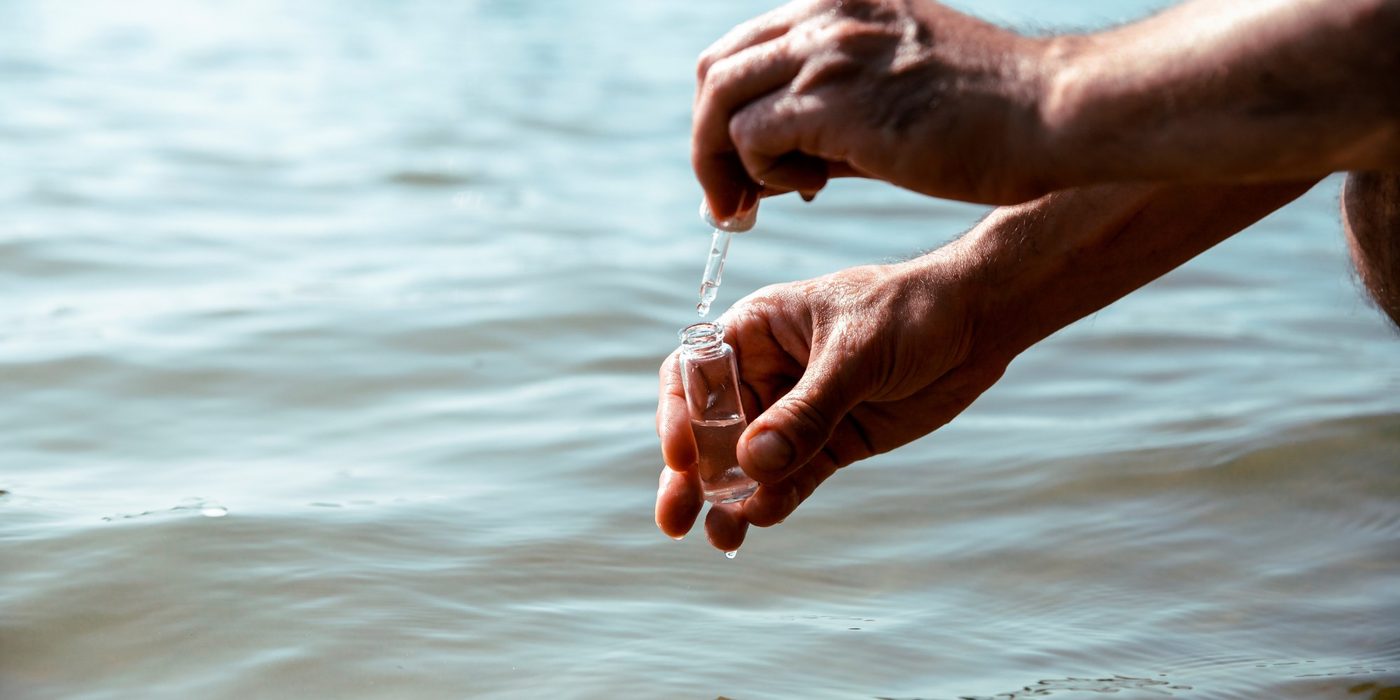 Toma de muestras de agua en campo
